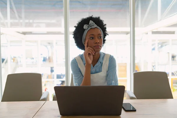 Vista Frontal Pensativo Bonito Mestiço Executivo Feminino Usando Laptop Sala — Fotografia de Stock