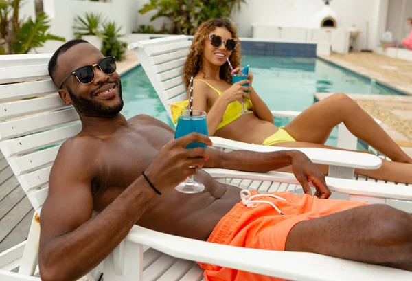 Front View Happy Diverse Couple Having Cocktail Drink While Relaxing — Stock Photo, Image