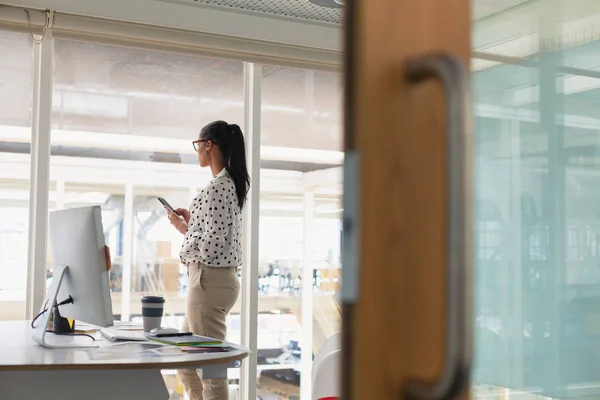 Seitenansicht Einer Nachdenklichen Jungen Grafikerin Mit Gemischter Rasse Schreibtisch Büro — Stockfoto