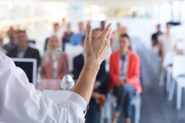 Nahaufnahme Eines Kaukasischen Männlichen Sprechers Spricht Einem Wirtschaftsseminar — Stockfoto