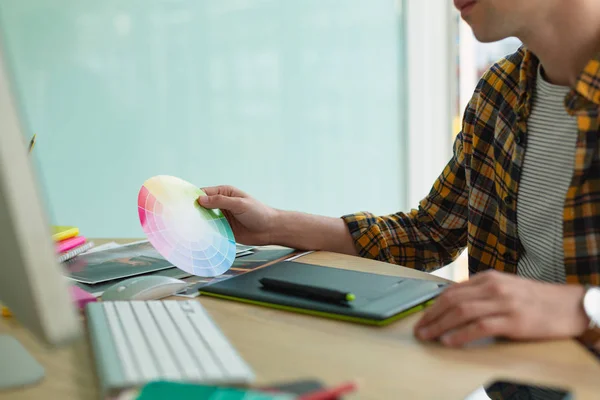 Mid Sectie Close Van Knappe Blanke Mannelijke Grafisch Ontwerper Kijken — Stockfoto