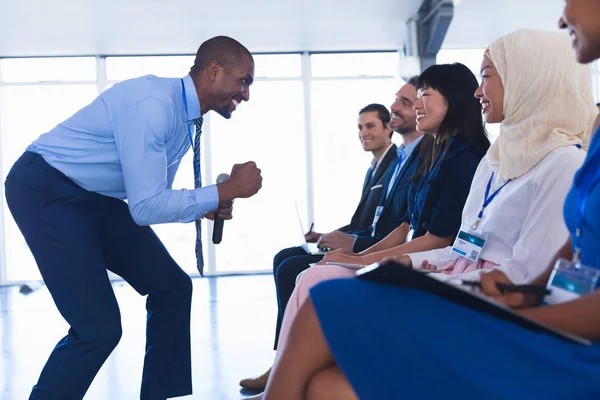 Sidoutsikt Över Manliga Talare Talar Business Seminarium Konferens Möte — Stockfoto