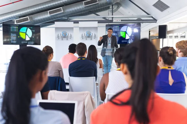 Vorderseite Eines Kaukasischen Männlichen Redners Spricht Während Eines Business Seminars — Stockfoto