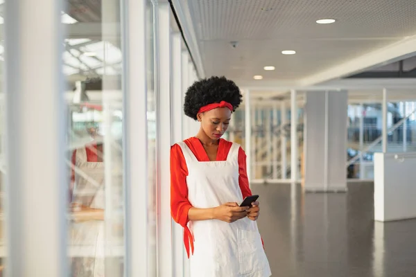 Vooraanzicht Van Jonge Mooie Gemengde Race Vrouwelijke Executive Met Mobiele — Stockfoto