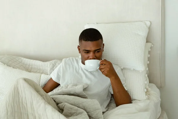 Rahat Evde Yatak Odasında Yatakta Kahve Içen Afrikalı Amerikalı Adam — Stok fotoğraf