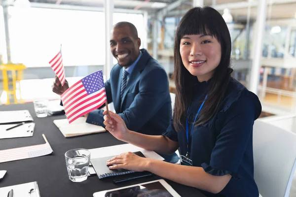 Porträt Diverser Geschäftsleute Konferenztisch — Stockfoto