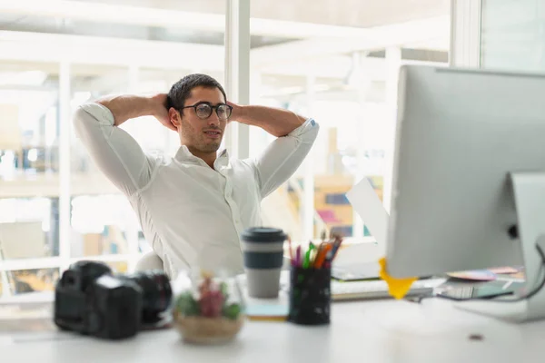 Vorderansicht Eines Hübschen Männlichen Grafikdesigners Mit Gemischter Rasse Der Mit — Stockfoto