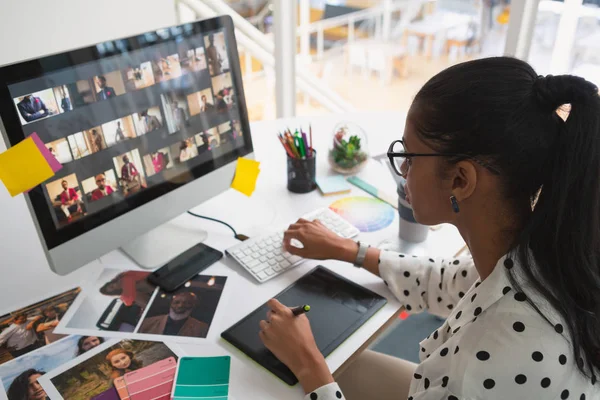 Groothoekbeeld Van Jonge Mooie Vrouwelijke Grafisch Ontwerper Die Werkt Computer — Stockfoto