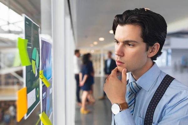 Side View Thoughtful Businessman Looking Sticky Note Graph Office — Stock Photo, Image