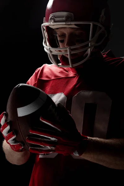 Nahaufnahme Eines Amerikanischen Fußballspielers Mit Helm Beim Anblick Eines Rugbyballs — Stockfoto