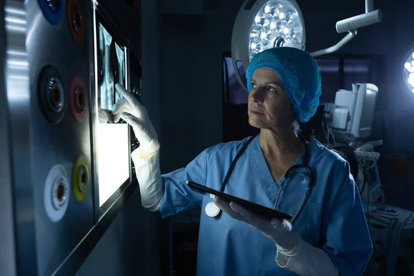 Vorderansicht Einer Kaukasischen Chirurgin Bei Der Untersuchung Eines Röntgenbildes Auf — Stockfoto