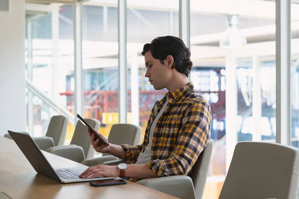 Side View Handsome Caucasian Male Executive Using Digital Tablet While — Stock Photo, Image