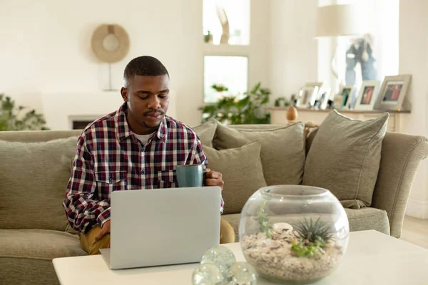 Vista Frontal Homem Afro Americano Bebendo Café Enquanto Usa Laptop — Fotografia de Stock