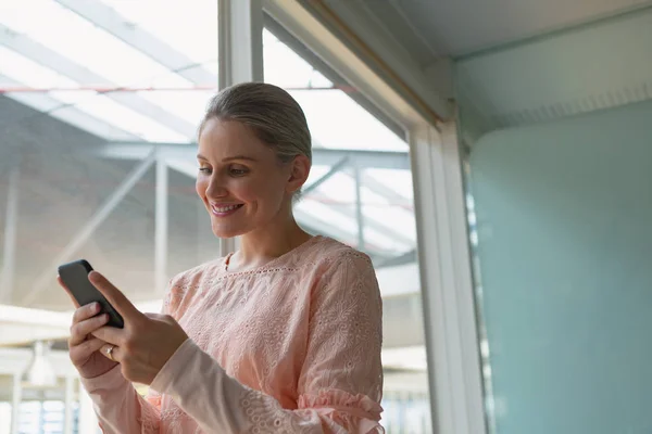 Vista Frontale Della Felice Donna Affari Caucasica Che Utilizza Telefono — Foto Stock