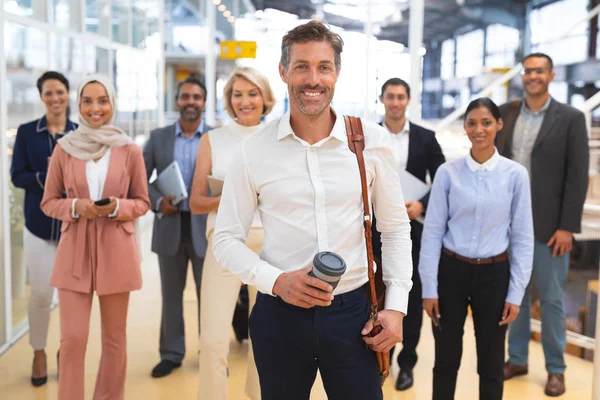 Frontansicht Glücklicher Geschäftsleute Die Einem Modernen Büro Die Kamera Schauen — Stockfoto