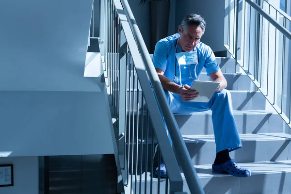 Nízký Úhel Pohledu Zralý Kavkazský Mužský Doktor Stetoskem Kolem Krku — Stock fotografie