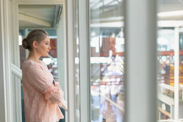 Sidoutsikt Över Tankeväckande Mogna Kaukasiska Affärskvinna Stående Med Armarna Korsade — Stockfoto