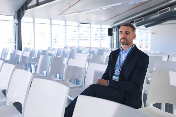 Zijaanzicht Van Doordachte Mannelijke Spreker Zittend Vergaderruimte Business Seminar — Stockfoto