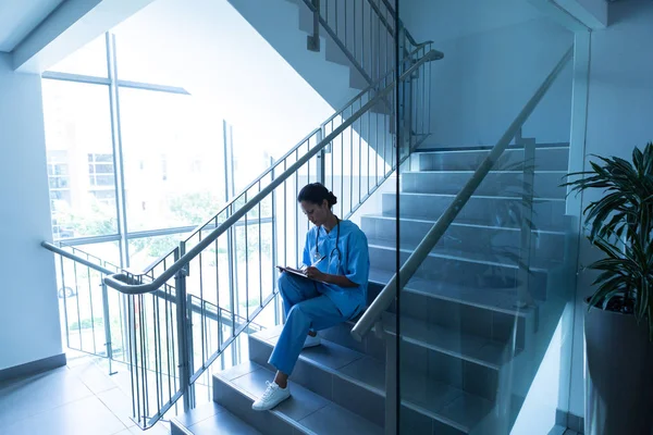 Seitenansicht Einer Chirurgin Die Auf Einer Treppe Sitzt Und Krankenhaus — Stockfoto