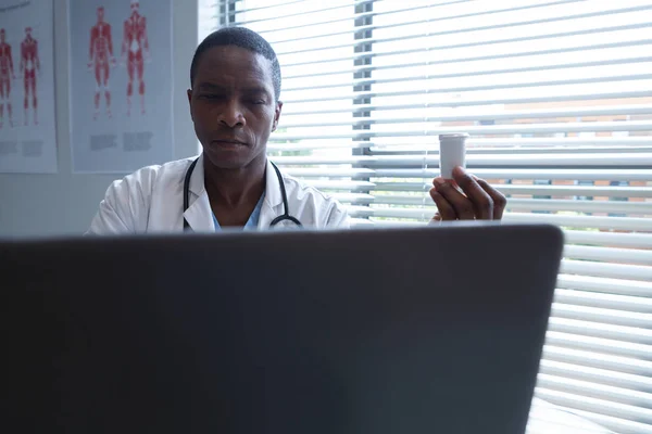 Vista Frontal Médico Afro Americano Segurando Garrafa Pílulas Mão Enquanto — Fotografia de Stock