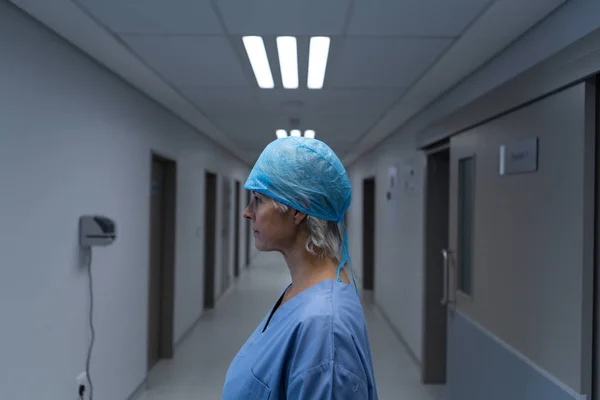 Widok Boku Miło Kaukaski Kobieta Chirurg Czeka Stojąc Korytarzu Szpitalu — Zdjęcie stockowe