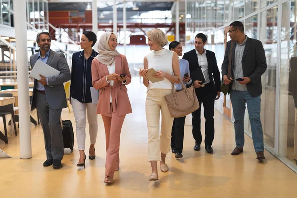 Frontansicht Diverser Geschäftsleute Die Einem Modernen Büro Miteinander Interagieren — Stockfoto