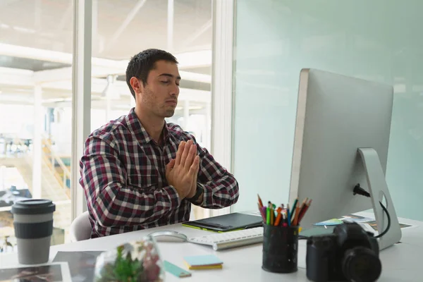 Vorderseite Eines Hübschen Kaukasischen Männlichen Grafikdesigners Der Yoga Schreibtisch Büro — Stockfoto