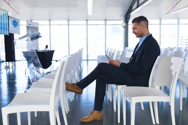 Side View Male Speaker Practicing His Speech Digital Tablet Business — Stock Photo, Image