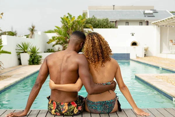 Bakifrån Unga Afro Amerikanska Paret Sitter Tillsammans Nära Sim Bassäng — Stockfoto