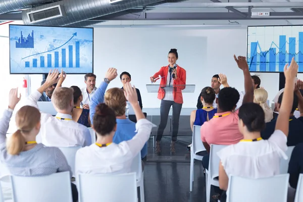 Rückansicht Diverser Geschäftsleute Die Einer Business Konferenz Die Hände Heben — Stockfoto