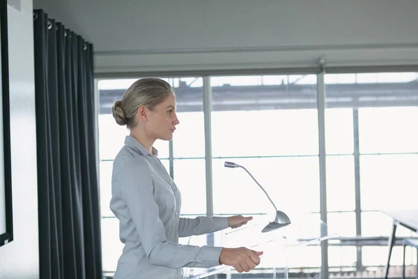 Zijaanzicht Van Mooie Kaukasische Zakenvrouw Die Haar Toespraak Oefent Vergaderzaal — Stockfoto