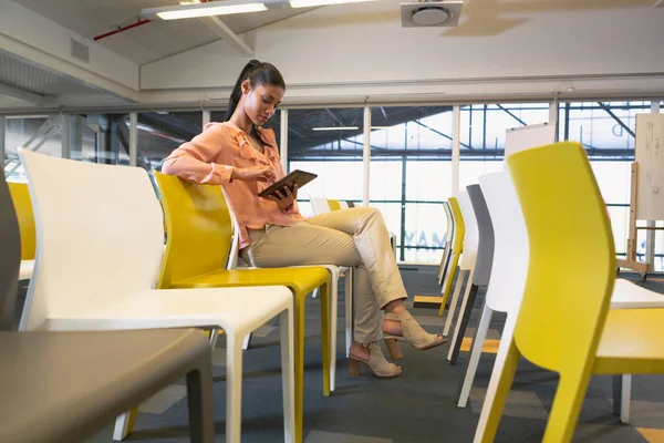 Vista Lateral Joven Mujer Negocios Bastante Mestiza Usando Tableta Digital — Foto de Stock