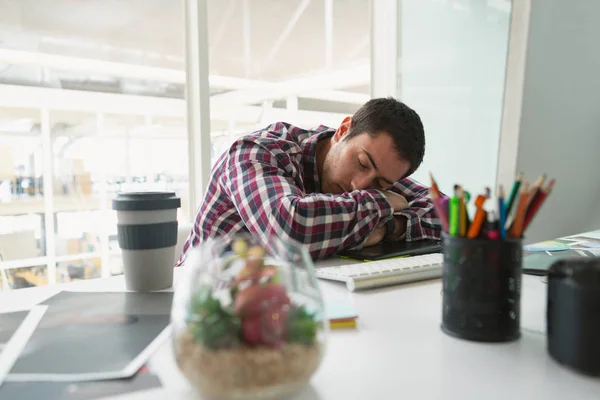 Ofiste Masa Başında Uyuyan Yorgun Kafkas Erkek Grafik Tasarımcıön Görünümü — Stok fotoğraf