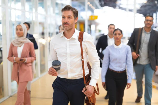 Vooraanzicht Van Kaukasische Zakenman Met Wegwerp Koffiekop Wandelen Een Modern — Stockfoto