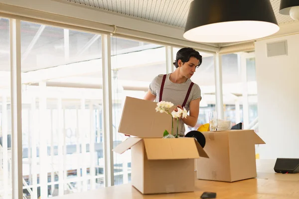 Vue Face Beau Dirigeant Caucasien Tenant Une Boîte Carton Dans — Photo