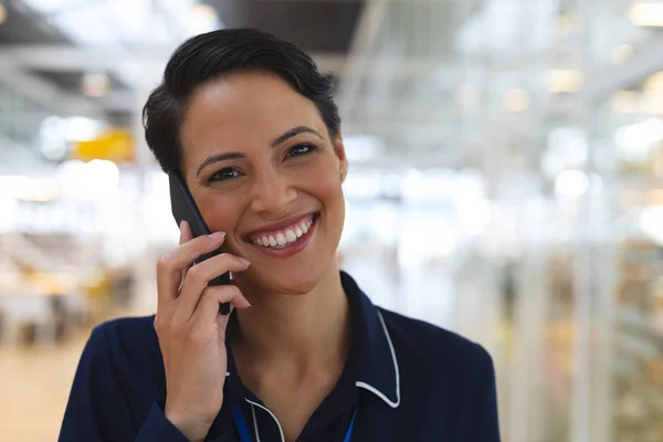 Porträtt Närbild Leende Unga Blandade Race Affärskvinna Telefonen Ett Modernt — Stockfoto