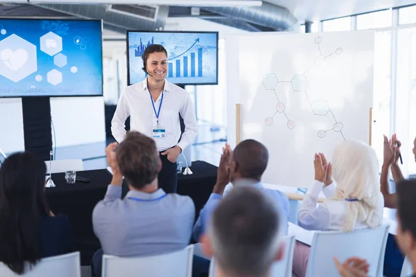 Rückansicht Kaukasischer Geschäftsleute Die Einem Männlichen Redner Einem Wirtschaftsseminar Bei — Stockfoto