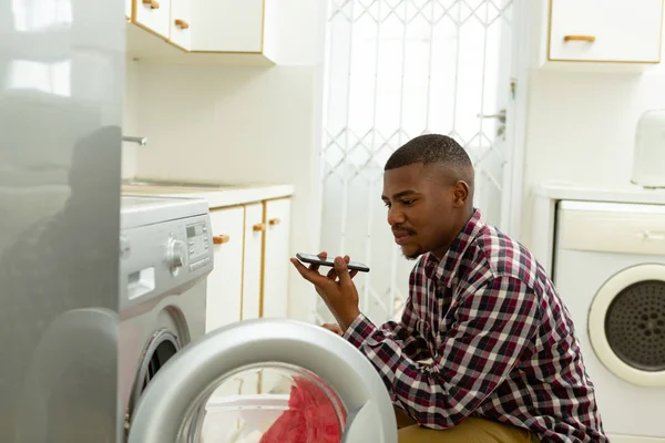 Seitenansicht Eines Afrikanisch Amerikanischen Mannes Der Mit Dem Handy Telefoniert — Stockfoto