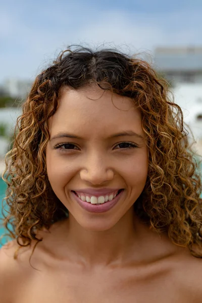 Retrato Close Feliz Mulher Mestiça Olhando Para Câmera — Fotografia de Stock