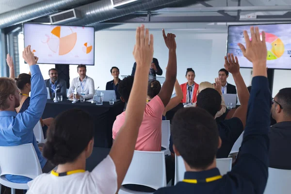 Visão Traseira Diversos Públicos Levantando Mãos Uma Conferência Negócios — Fotografia de Stock