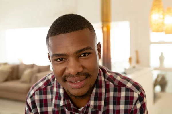 Primer Plano Del Hombre Afroamericano Feliz Mirando Cámara Hogar Cómodo —  Fotos de Stock