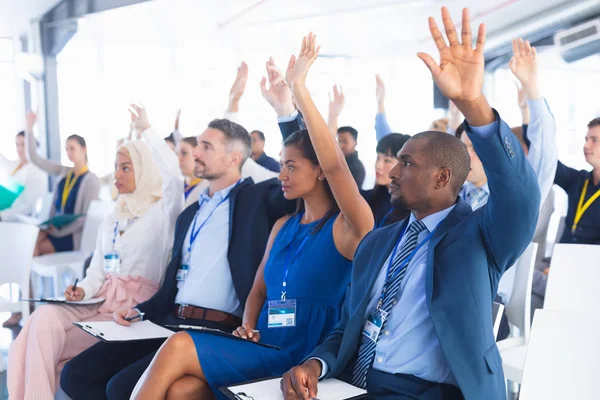 Zijaanzicht Van Diverse Zakenmensen Die Hun Handen Opsteken Tijdens Het — Stockfoto