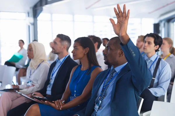 Vista Lateral Diversos Empresários Levantando Mão Enquanto Participavam Seminários Negócios — Fotografia de Stock