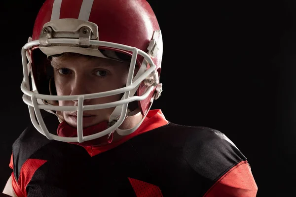 Close Jogador Futebol Americano Capacete Contra Fundo Preto — Fotografia de Stock