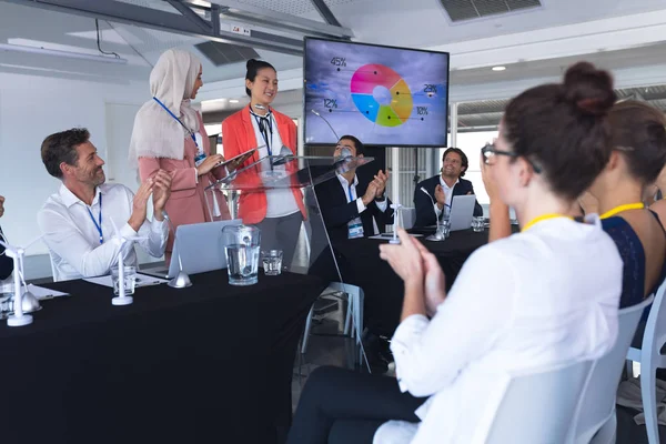 Bakifrån Kaukasiska Publiken Applåderar Medan Kvinnliga Talare Talar Ett Företags — Stockfoto