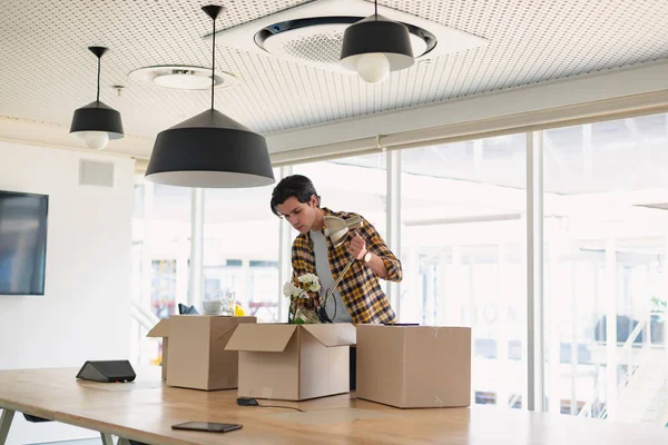 Vue Face Beau Jeune Homme Caucasien Exécutif Déballage Boîte Carton — Photo