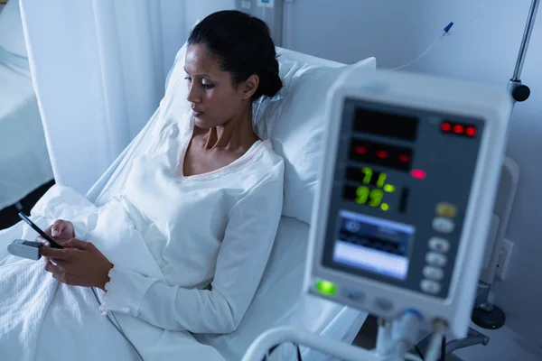 Hochwinkelaufnahme Einer Patientin Mit Gemischter Rasse Die Ihr Mobiltelefon Benutzt — Stockfoto