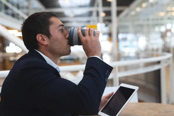 Close Jovem Empresário Caucasiano Confiante Bebendo Café Enquanto Trabalhava Tablet — Fotografia de Stock