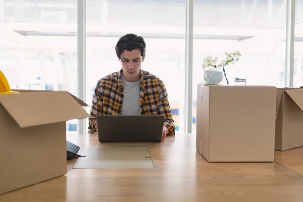 Vorderseite Von Hübschen Jungen Kaukasischen Männlichen Führungskräften Mit Laptop Konferenzraum — Stockfoto