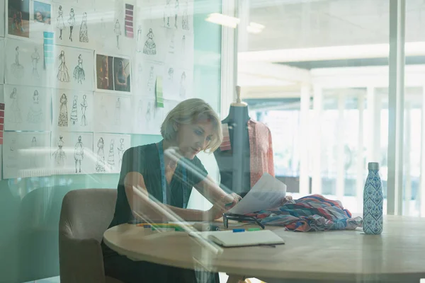 Zijaanzicht Van Mooie Volwassen Blanke Vrouwelijke Modeontwerper Werken Bij Bureau — Stockfoto